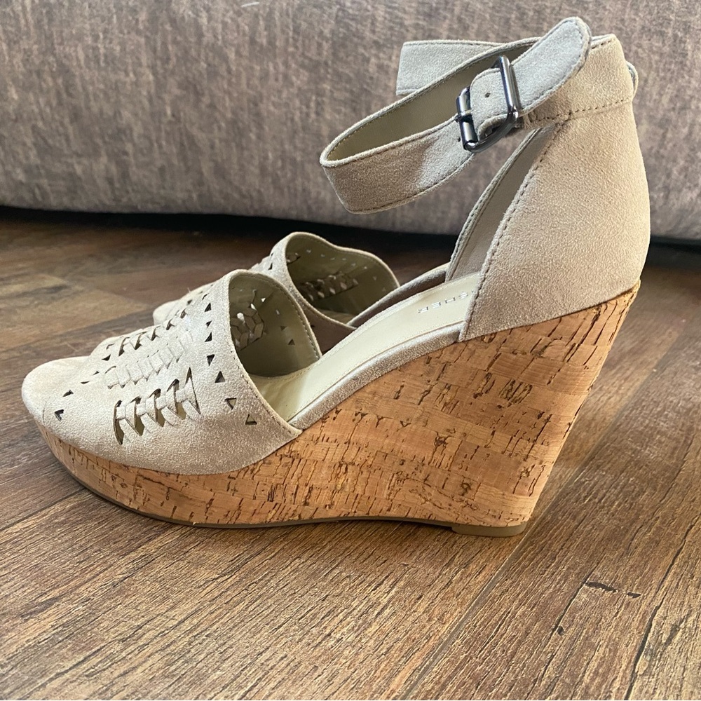 EUC Marc Fisher Tan Suede Espadrille Wedges